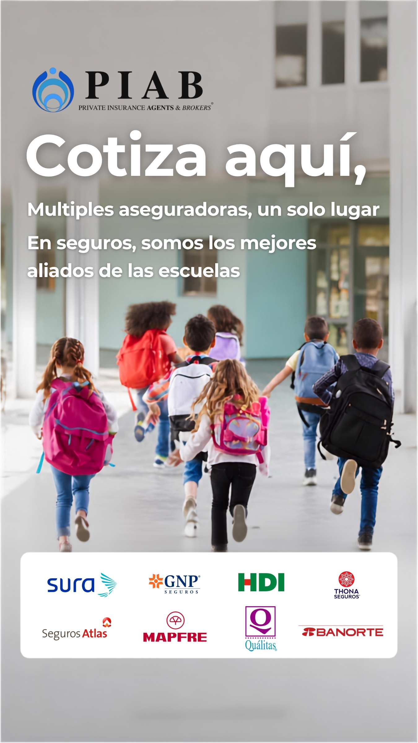 Niños de primaria caminando a la escuela con mochilas, representando la cobertura del seguro escolar de PIAB Seguros